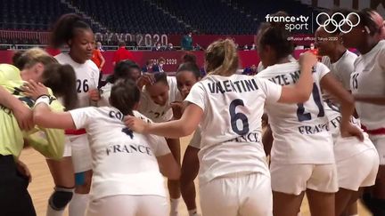 Les Bleues sont dans le dernier carré pour la 2 ème fois consécutive aux Jeux Olympiques ! Les Françaises ont fait un super match qu'elles ont largement dominé, 32-22 contre les Pays-Bas. Elles affronteront la Suède en demi-finale.