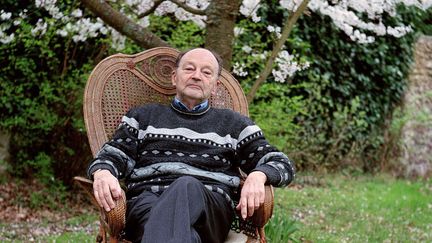 Michel Tournier en 2005 dans le jardin de sa maison de Choisel.
 (Catherine Gugelmann / AFP)