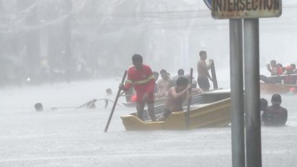 Aux Philippines, en Asie du sud est, le typhon Gaemi sévit depusi deux jours. Le bilan humain s'élève à au moins 20 morts dans le pays, et les dégats pourraient avoir provoqué une marée noire. (France 2)