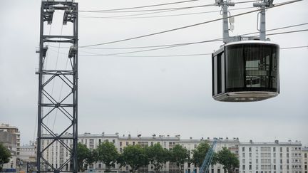 Le téléphérique urbain de Brest permet de rallier par les airs, les deux rives de la Penfeld. (FRED TANNEAU / AFP)