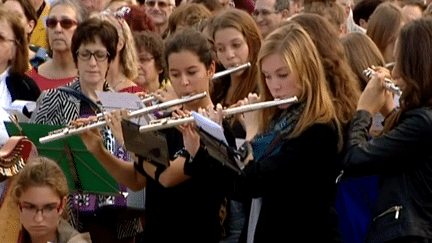 Musiciens amateurs ou professionnels, jeunes ou moins jeunes, ils étaient près de 500 à rendre un hommage "géant" à Rameau le 11 octobre à Dijon
 (France 3 Culturebox)