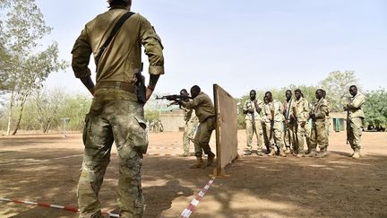 n’hésitent pas à franchir le Rubicon en accusant les forces étrangères qui opèrent sous nos cieux, d’être à l’origine du mal, estimant que ce sont elles qui attirent les terroristes. Mieux, il en est né un courant souverainiste dans des organisations de la société civile dont certaines réclament ouvertement (le) départ» de ces forces, ajoute le journal.  (Issouf Sanogo / AFP)