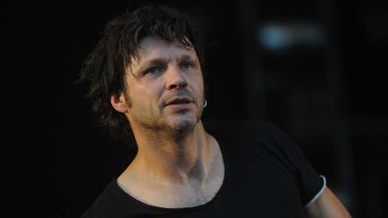 Bertrand Cantat sur la scène des Eurockéennes de Belfort, lors d'un concert avec Amadou &amp; Mariam, le 29 juin 2012.
 (Emile Pol / Sipa)