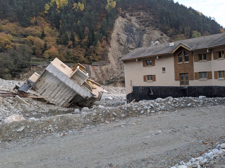 La gendarmerie de Saint-Martin-Vésubie dont une partie s'est effondrée lors du passage de la tempête Alex, le 1er novembre 2020. (BORIS HALLIER / RADIO FRANCE)