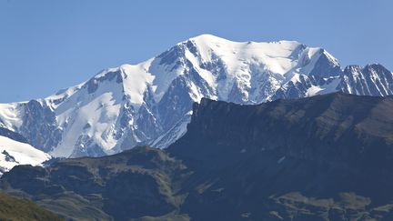 Le Mont-Blanc vu depuis le col du Pré,&nbsp;dans le Beaufortin&nbsp;(Savoie). (PHILIPPE ROY / AFP)