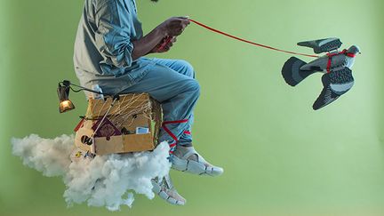 Après des années de pratique de danse et de théâtre, Benji Reid né en 1966 s’est lancé dans la photographie en 2012. A travers ses photos qui peuvent se voir comme une poésie picturale, l’artiste cherche à retrouver la vérité de l’innocence de l’enfance. Il "se considère comme un choréo-photoliste, un terme qu’il a inventé pour résumer sa pratique où la théâtralité, la chorégraphie et la photographie se rencontrent dans l’image. Dans les hyperréalités qu’il présente, le sujet est libéré par les actes de l’imagination de l’artiste", explique October Gallery qui le représente.&nbsp; &nbsp; &nbsp; (COURTESY BENJI REID & OCTOBER GALLERY)