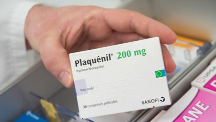 Une boîte de Plaquenil, médicament dérivé de la chloroquine, dans une pharmacie d'Excideuil (Dordogne), le 16 janvier 2020. (ROMAIN LONGIERAS / HANS LUCAS)