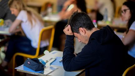 Des élèves pendant une épreuve de Baccalauréat, à Paris, le 15 juin 2017. (MARTIN BUREAU / AFP)