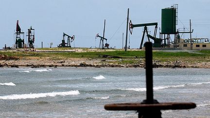 &nbsp; (Puits de pétrole sur l'île de Cuba © Maxppp)