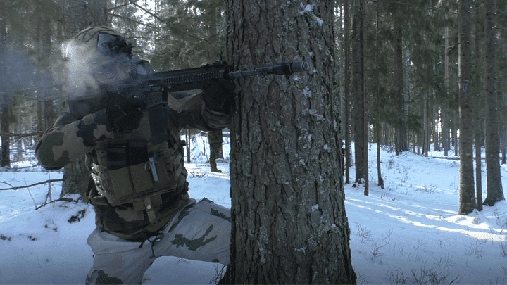 Les chasseurs alpins de la 27ème Brigade d’Infanterie de Montagne à l’assaut lors de l’exercice Winter Camp, en Estonie, en février 2023. (Eric Biegala / Radio France)