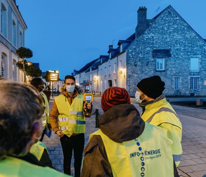 Une&nbsp;"balade thermographique" à Saint-Laurent-Nouan (Loir-et-Cher), le 24 février 2022. (PIERRE MOREL / FRANCEINFO)