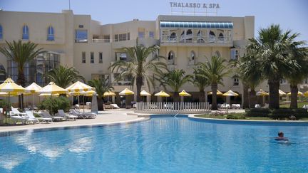 Le Riu Imperial&nbsp;Marhaba&nbsp;Hotel, &agrave; Port El Kantaoui, pr&egrave;s de Sousse (Tunisie), o&ugrave; une attaque terroriste a fait 38 morts, le 26 juin 2015.&nbsp; (KENZO TRIBOUILLARD / AFP)