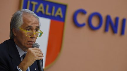 Giovanni Malago, le présidentu du comité olympique italien, annonce le retrait de la candidature de Rome, le 11 octobre 2016, en Italie.&nbsp; (ANDREAS SOLARO / AFP)