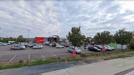 Le Carrefour Market de&nbsp;Mézières-sur-Seine dans les Yvelines attaqué à l'explosif, le 28 août 2020. (GOOGLE STREET VIEW)