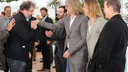 Gustave Kervern&nbsp;(G) s'est par ailleurs incrust&eacute; au photocall de Brad Pitt (2e D)&nbsp;avant d'&ecirc;tre &eacute;vacu&eacute; en lui faisant un doigt d'honneur. Grande classe. (VALERY HACHE / AFP)