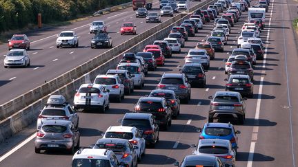 Un ralentissement sur l'autoroute A7 au niveau de Portes-lès-Valence (Drôme), le 13 août 2022. (NICOLAS GUYONNET / HANS LUCAS / AFP)