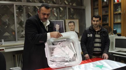 Lors du d&eacute;pouillement, dans un bureau de vote de Damas, le 26 f&eacute;vrier 2012. (ANWAR AMRO / AFP)