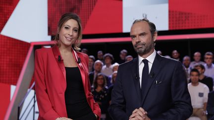 Léa Salamé et Edouard Philippe, sur le plateau de "L'Emission politique", le 28 septembre 2017. (THOMAS SAMSON / AFP)