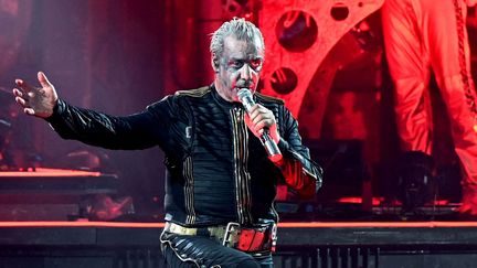 Till Lindemann, le chanteur du groupe Rammstein, sur scène le 18 juin 2022. (MALTE KRUDEWIG / DPA)