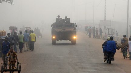 Des soldats fran&ccedil;ais dans une rue de Bangui, la capitale centrafricaine, le 4 d&eacute;cembre 2014. (PACOME PABANDJI / AFP)