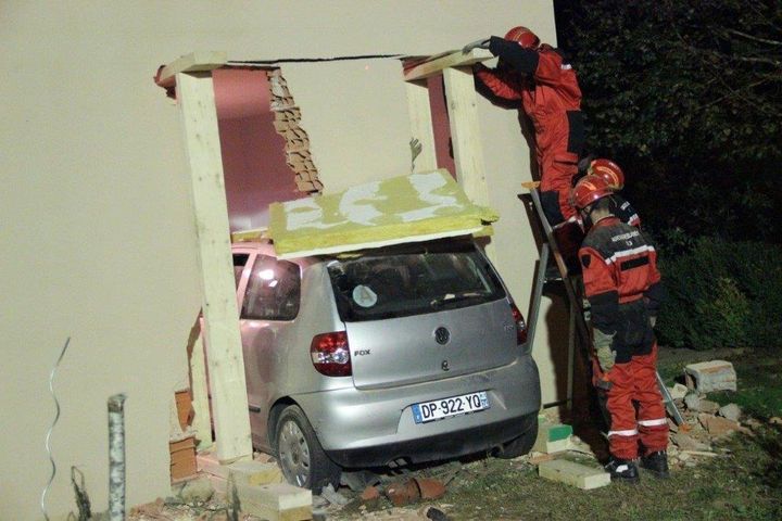 Des pompiers consolident &agrave; l'aide d'&eacute;tais une maison de Carlux (Dordogne) dans laquelle une voiture s'est encastr&eacute;e, le 17 octobre 2015. (SDIS 24)