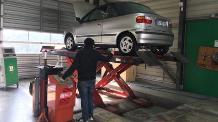 Plus long à effectuer, le contrôle technique 2018 sera par la force des choses plus cher. (Radio France-Julien Fleury)