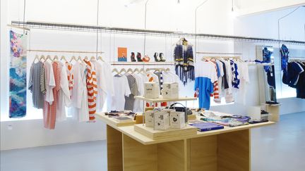 Ce concept-store-laboratoire offre une autre manière d'aimer la mode. La créatrice Sakina M'Sa a réuni autour d'elle 50 créateurs. Ils ont en commun de conjuguer leur création avec au moins un des trois piliers du développement durable : approche sociale de la production, respect de l'environnement dans le choix des matières, ambition sociétale et culturelle dans leurs rapports aux personnes. Cette plateforme collaborative se veut un "manifeste pour un écosystème de la mode au XXIe siècle". Ici se côtoient des univers variés : du street/casual comme Andrea Crews, Blue Line, Misericordia, Veja, Katherine Hamnett, Naco Paris..., du prêt-à-porter de créateurs avec Léa Peckre, Sakina M'sa, Christine Phung, du prêt-à-porter masculin avec le label Origine France Garantie, Pic de Nore et des accessoires : sacs Exocet..., chaussures Ateliers Tersi..., bijoux, lunettes, sans oublier vêtements bio pour l'enfant, marques cosmétiques bio et un espace maison et dégustation. Les clients peuvent assister à des événements comme "les rencontres du style et de l'engagement" où un créateur échange et partage sa vision. Chacun peut participer à une séance de do it yourself à la française ou, s'il touche les minimas sociaux, participer aux ateliers solidarmode. Front de mode. 42, rue de Volta. 75003 Paris. www.sakinamsa.com/concept-store
 (Front de mode)