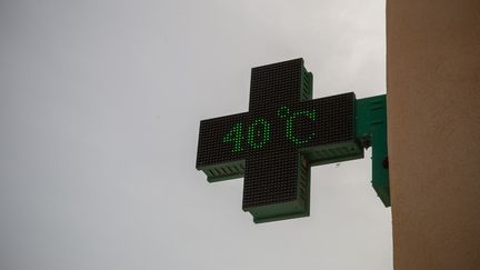 Le thermomètre d'une pharmacie affichant 40°C à Ajaccio (Corse-du-Sud), le 21 juin 2023. (ALEXANDRA PADOVANI / HANS LUCAS / AFP)