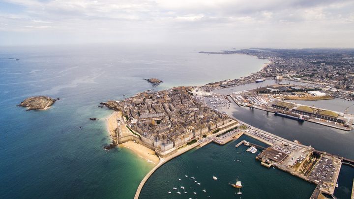 Vue aérienne de Saint-Malo. (PIERRE OGERON / MOMENT RF / GETTY IMAGES)