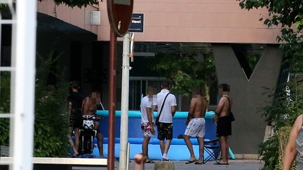 &nbsp; (Les piscines d'appoint, comme ici à Echirolles, près de Grenoble, vont servir encore quelques jours dans 13 départements © MaxPPP)