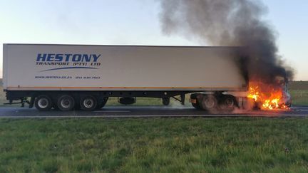 Un camion en flamme sur une route nationale d'Afrique du Sud, le 25 novembre 2020, lors d'une manifestation de conducteurs. (EWN Traffic)