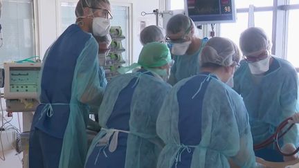 Le combat contre le Covid-19 fait rage dans les hôpitaux de l'est de la France. Les services de réanimation sont plein à craquer mais le profil des patients change avec des cas de plus en plus lourds. (France 2)