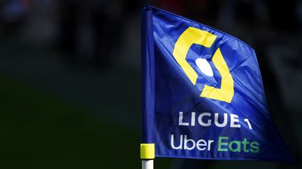 Le logo de la Ligue 1 sur un poteau de corner, lors du match Nîmes-Brest, le 23 août 2020. (SYLVAIN THOMAS / AFP)