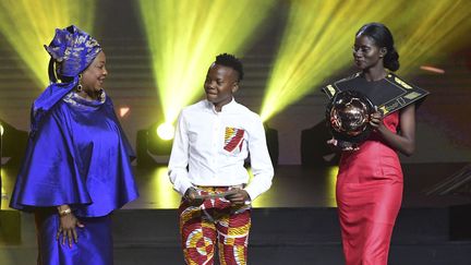 Thembi Kgatlana reçoit le trophée de meilleure joueuse africaine de football de l'année 2018, à Dakar, le 8 janvier 2019. (SEYLLOU / AFP)