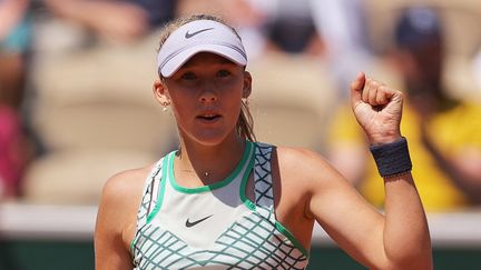 La nouvelle prodige russe, Mirra Andreeva, lors de son 2e tour à Roland-Garros, le 1er juin 2023. (THOMAS SAMSON / AFP)