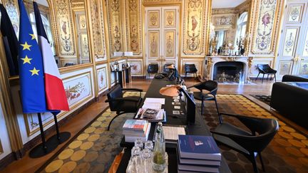 Le bureau d'Emmanuel Macron à l'Elysée, le 16 septembre 2023, à Paris. (MUSTAFA YALCIN / ANADOLU AGENCY / AFP)