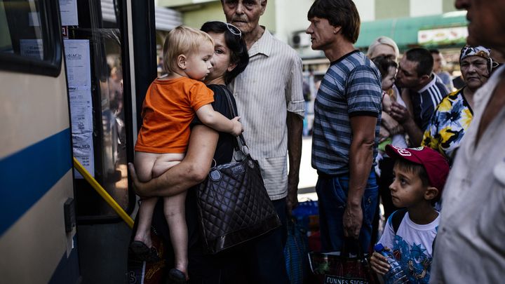 Dans la gare routi&egrave;re de Donetsk, les habitants fuient la ville, mercredi 20 ao&ucirc;t.&nbsp; (DIMITAR DILKOFF / AFP)