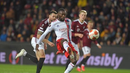 Karl Toko Ekambi, jeudi 21 octobre lors de son doublé sur la pelouse du Sparta Prague (4-3). (MICHAL CIZEK / AFP)