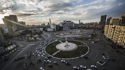 Le drapeau national égyptien flotte sur la place Tahrir au Caire le 24 janvier 2016. C’est ici que s’était déroulé le soulèvement populaire de 2011 contre le président Hosni Moubarak. (KHALED DESOUKI / AFP)