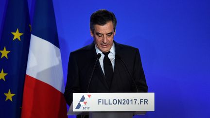 Fillon devant la presse : "Je présente mes excuses aux Français"