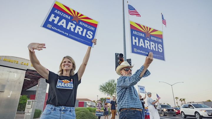 Des républicains brandissent des pancartes de soutien à Kamala Harris le 23 septembre 2024 à Gilbert (Arizona, États-Unis). (OLIVIER TOURON/AFP)