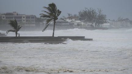 L'ouragan Béryl touche la station balnéaire de Hastings (La Barbade), le 1er juillet 2024. (RICARDO MAZALAN / AP / SIPA)