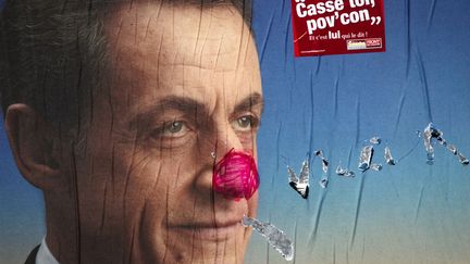 Affiche de campagne du pr&eacute;sident candidat Nicolas Sarkozy &agrave; Paris, le 12 avril 2012. (JOEL SAGET / AFP)