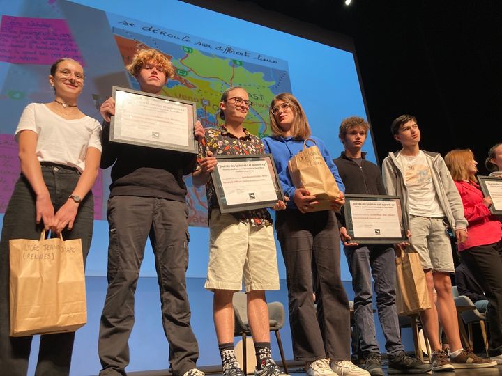 Les élèves de la classe de&nbsp;1ère &nbsp;STMG du lycée Benjamin Franklin d'Auray (Morbihan) reçoivent un Coup de coeur du jury du Festival Etonnants Voyageurs, Saint-Malo le 3 juin 2022 (Laurence Houot / FRANCEINFO CULTURE)