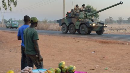 Des soldats fran&ccedil;ais de la force Licorne circulent pr&egrave;s de Bamako (Mali), le 15 janvier 2013. (ERIC FEFERBERG / AFP)