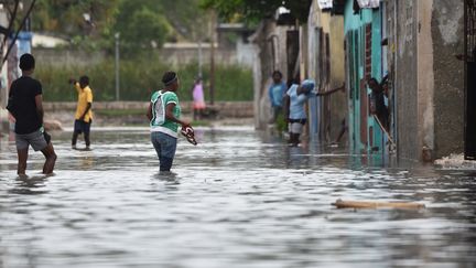 Mardi 4 octobre, dans les rues de Port-au-Prince, après le passage du cyclone Matthew. (HECTOR RETAMAL / AFP)