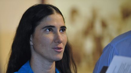 La blogueuse cubaine Yoani Sanchez a &eacute;t&eacute; lib&eacute;r&eacute;e apr&egrave;s 30 heures de r&eacute;tention, samedi 6 octobre. Elle &eacute;tait venue couvrir le proc&egrave;s d'un dissident, Angel Carromero. (ADALBERTO ROQUE / AFP)