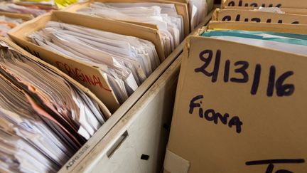 Les dossiers de l'affaire Fiona&nbsp;à&nbsp;la cour d'assises de la Haute-Loire, au Puy-en-Velay, le 29 janvier 2018. (THIERRY ZOCCOLAN / AFP)