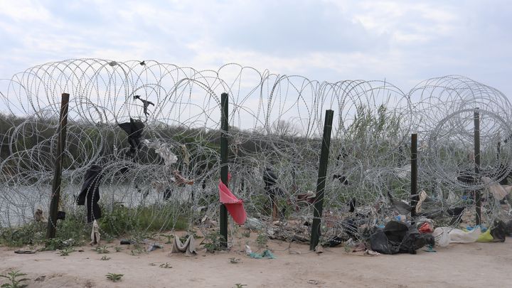 Les fils de barbelé concertina, particulièrement tranchants, installés le long du Rio Grande pour empêcher le passage d'exilés, à Eagle Pass (Texas), le 7 mars 2024. (ELISE LAMBERT / FRANCEINFO)