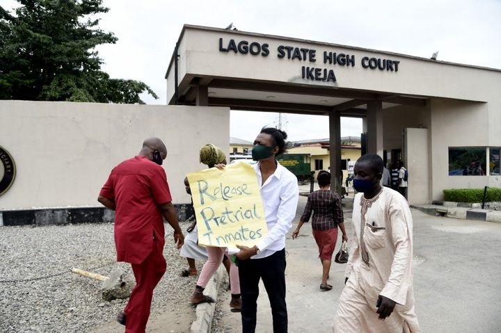 L'activiste&nbsp;Adedayo Ademuwagun interpelle la justice le 10 août 2020, afin qu'elle libère les milliers de prisonniers en détention préventive au Nigeria. (PIUS UTOMI EKPEI / AFP)